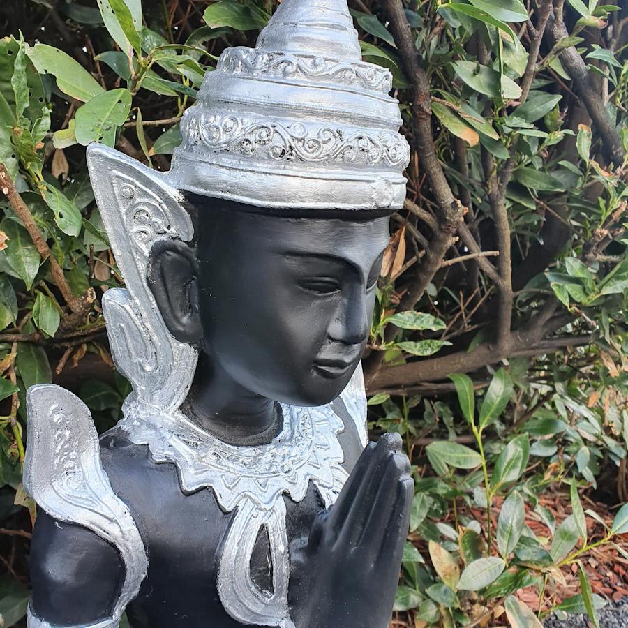 Thai Buddha Tempelwächter in Silber und Schwarz Nahaufnahme vom Kopf