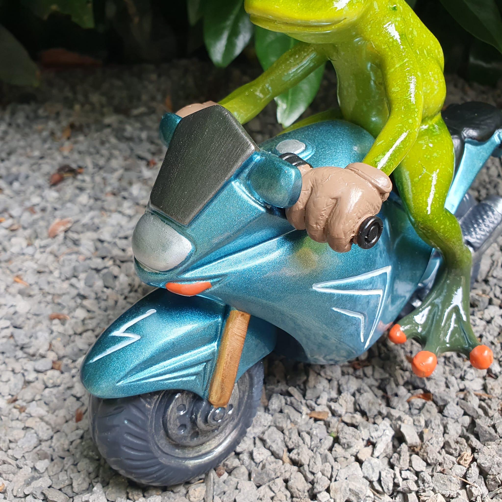 Frosch mit Motorrad Blau als Gartenfigur Nahaufnahme