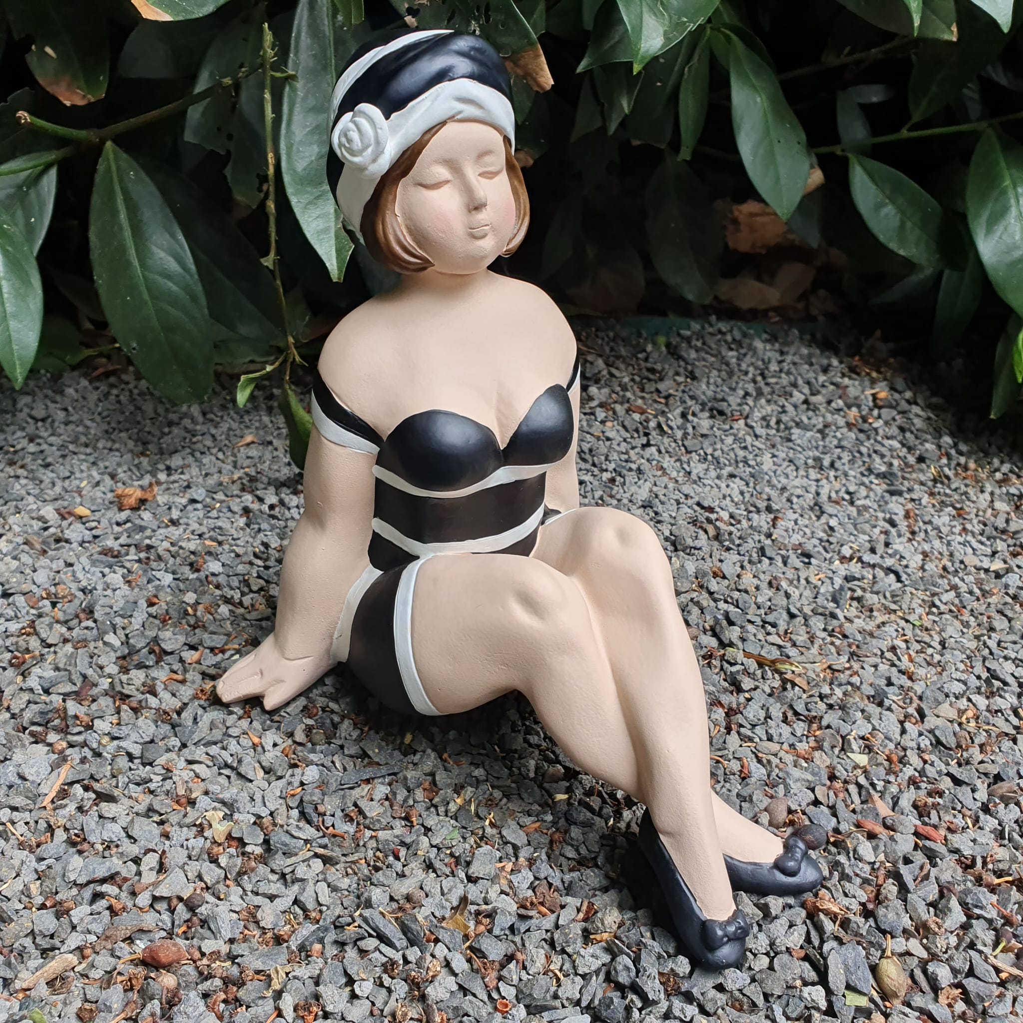 Gartenfigur sitzende Badenixe Figur 19 cm schwarz