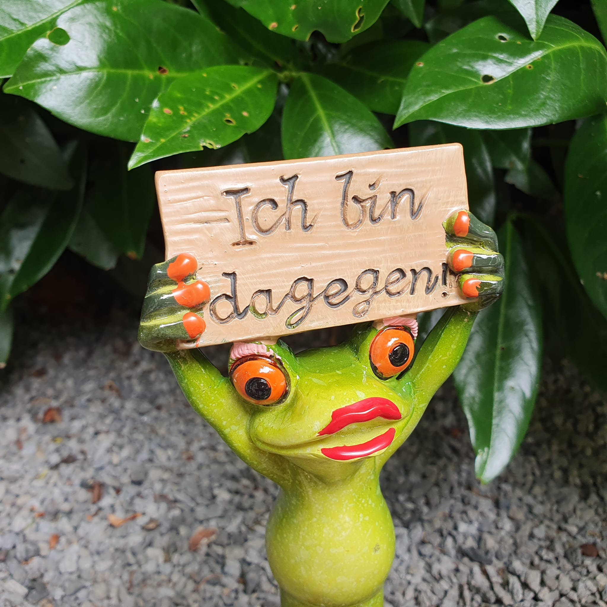 Frosch paar mit Schildern als Gartenfigur Nahaufnahme