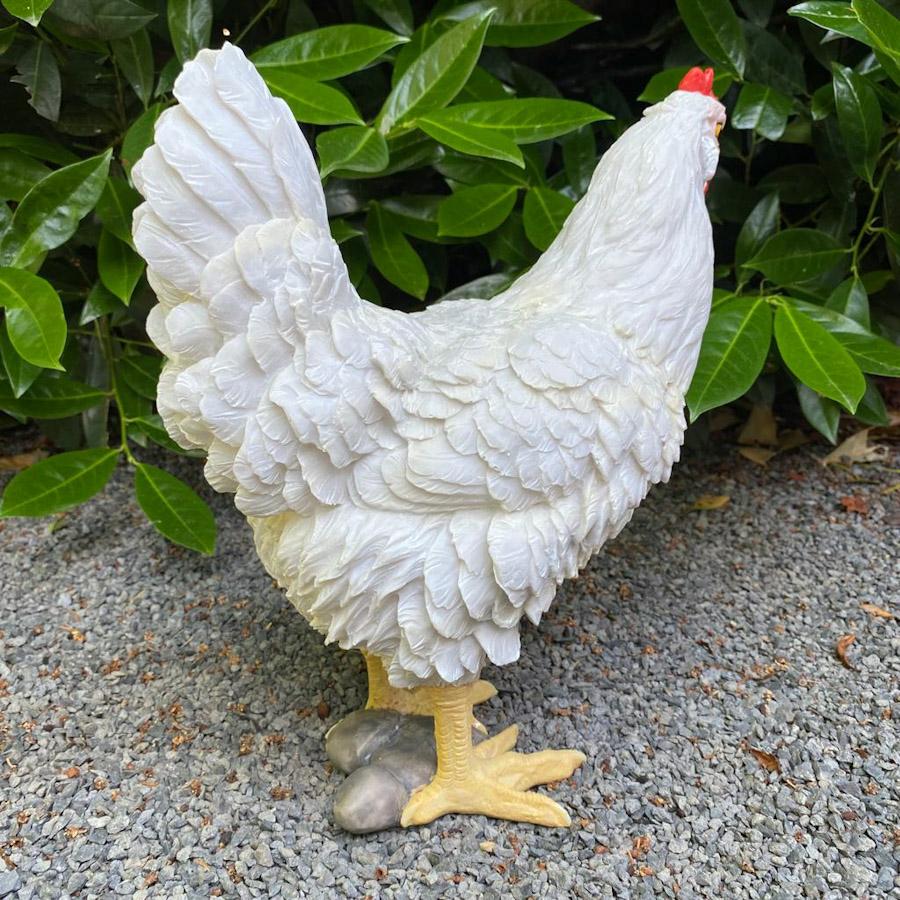 Weiße stehende Hühner Gartenfigur von Hinten