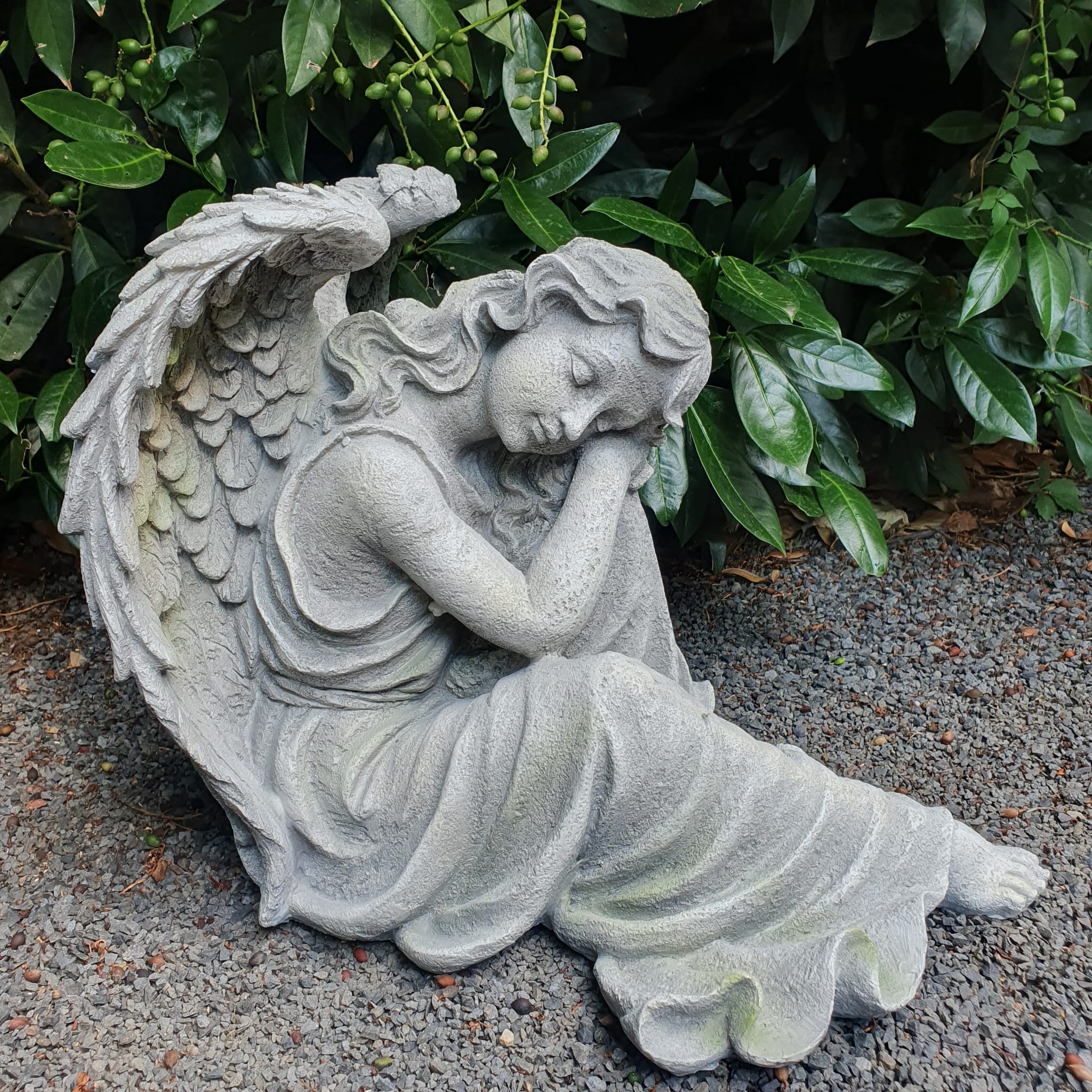 Gartenfigur sitzende schlafende Engel Figur 38 cm