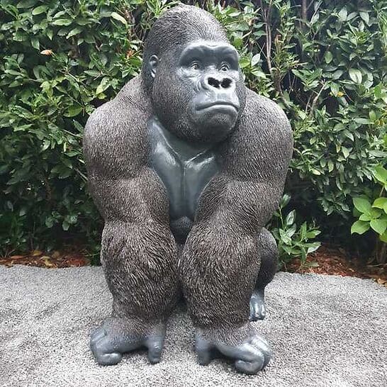 Gartenfigur Große Gorilla Figur sitzt auf der lauer 110 cm