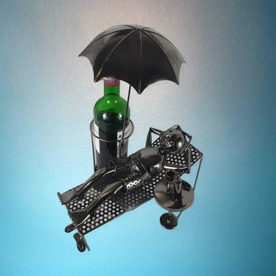 Deko Weinflaschenhalter Figur  Mann im Urlaub mit Schirm 37 cm