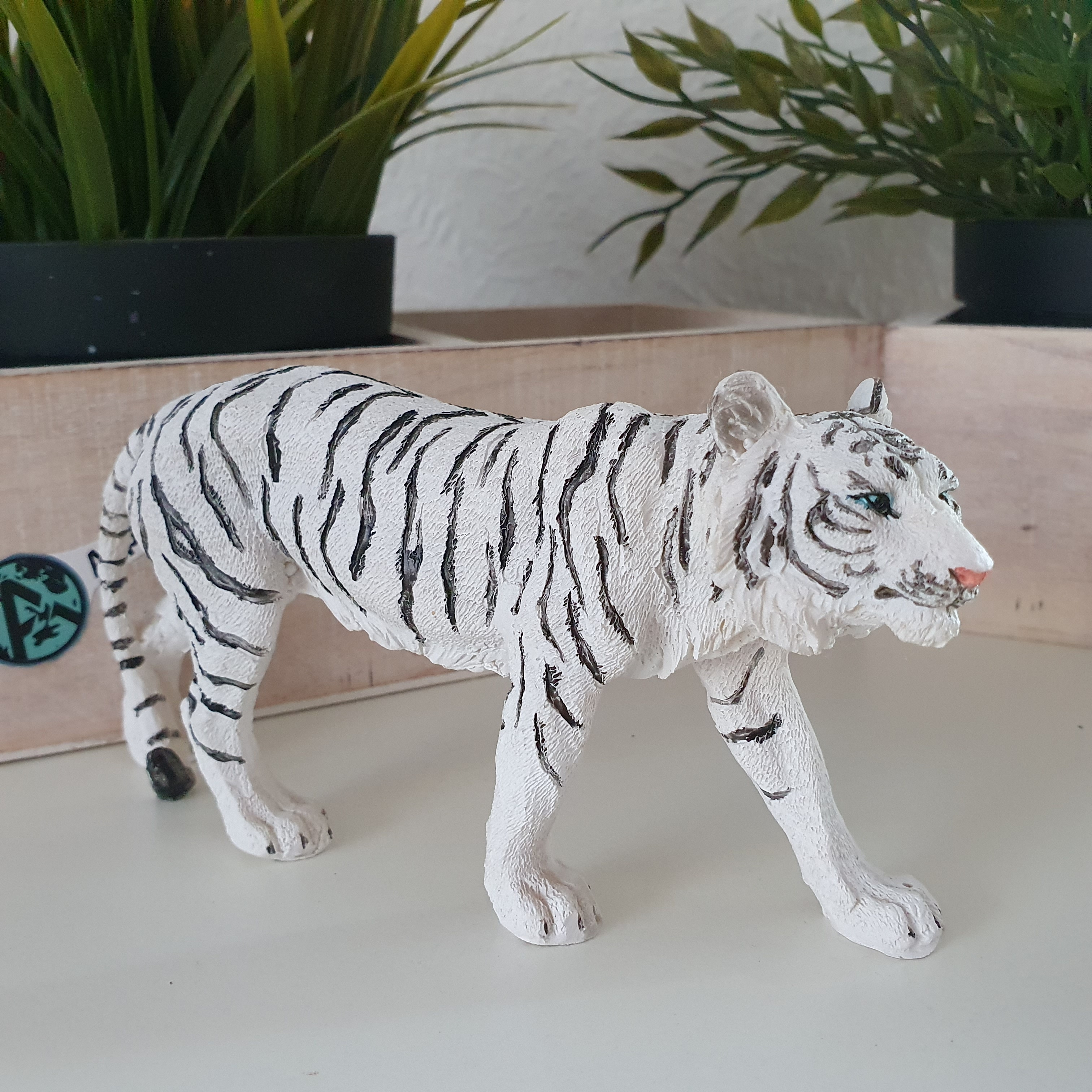 Weißer Tiger steht und lauft 15 cm lang