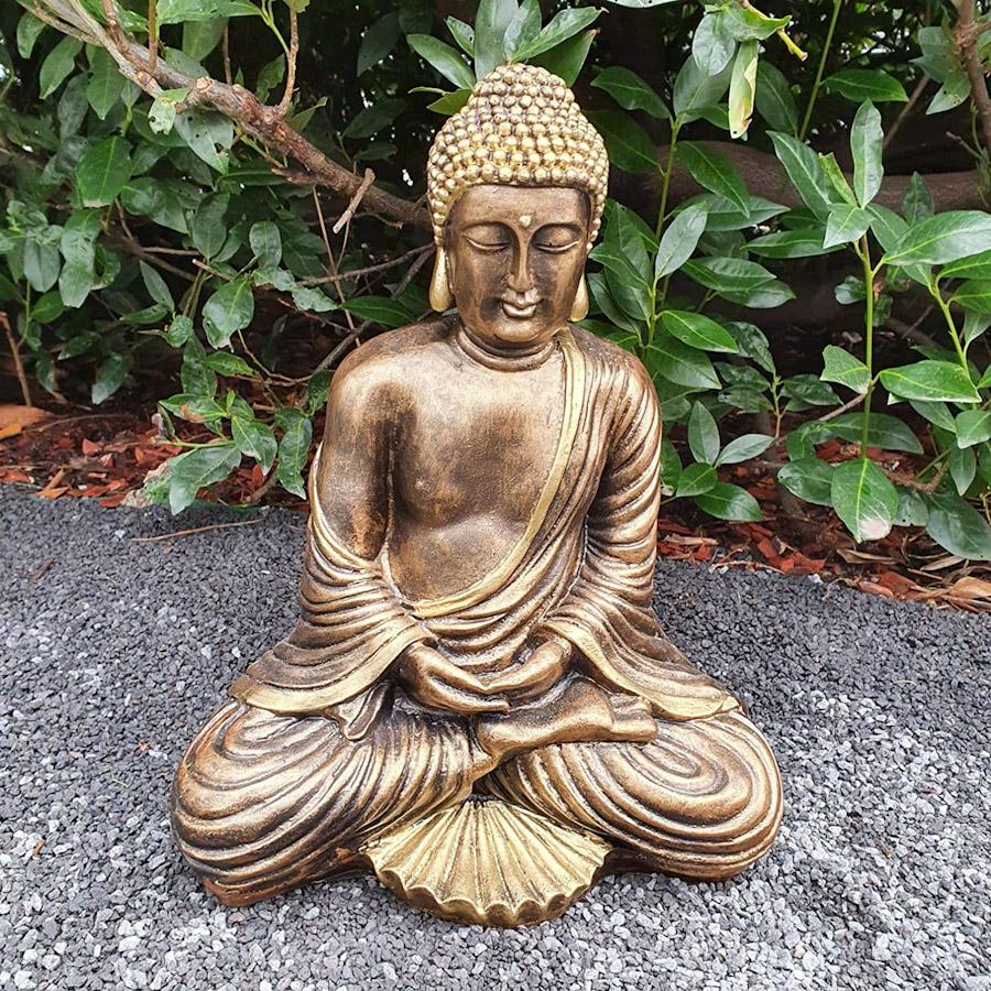 Sitzender Buddha in Gold als Gartenfigur 
