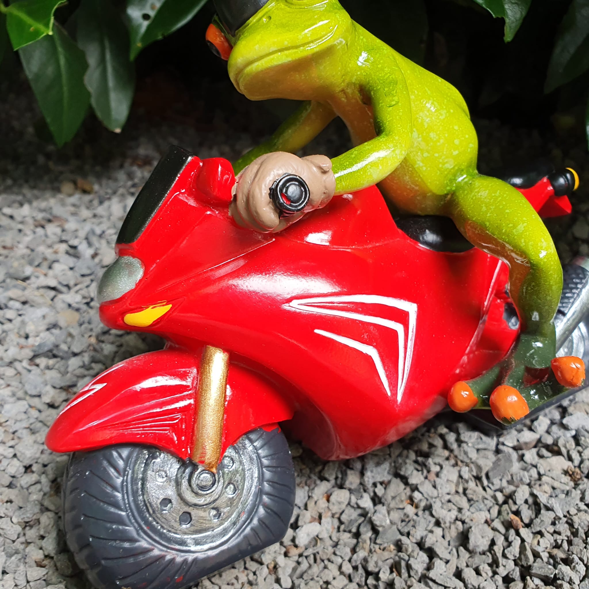 Frosch mit Motorrad Rot als Gartenfigur Nahaufnahme