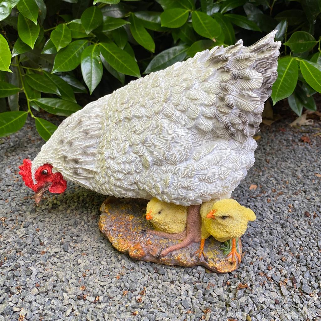 Gartenfigur weiße Huhn Figur pickt mit Kücken 24 cm