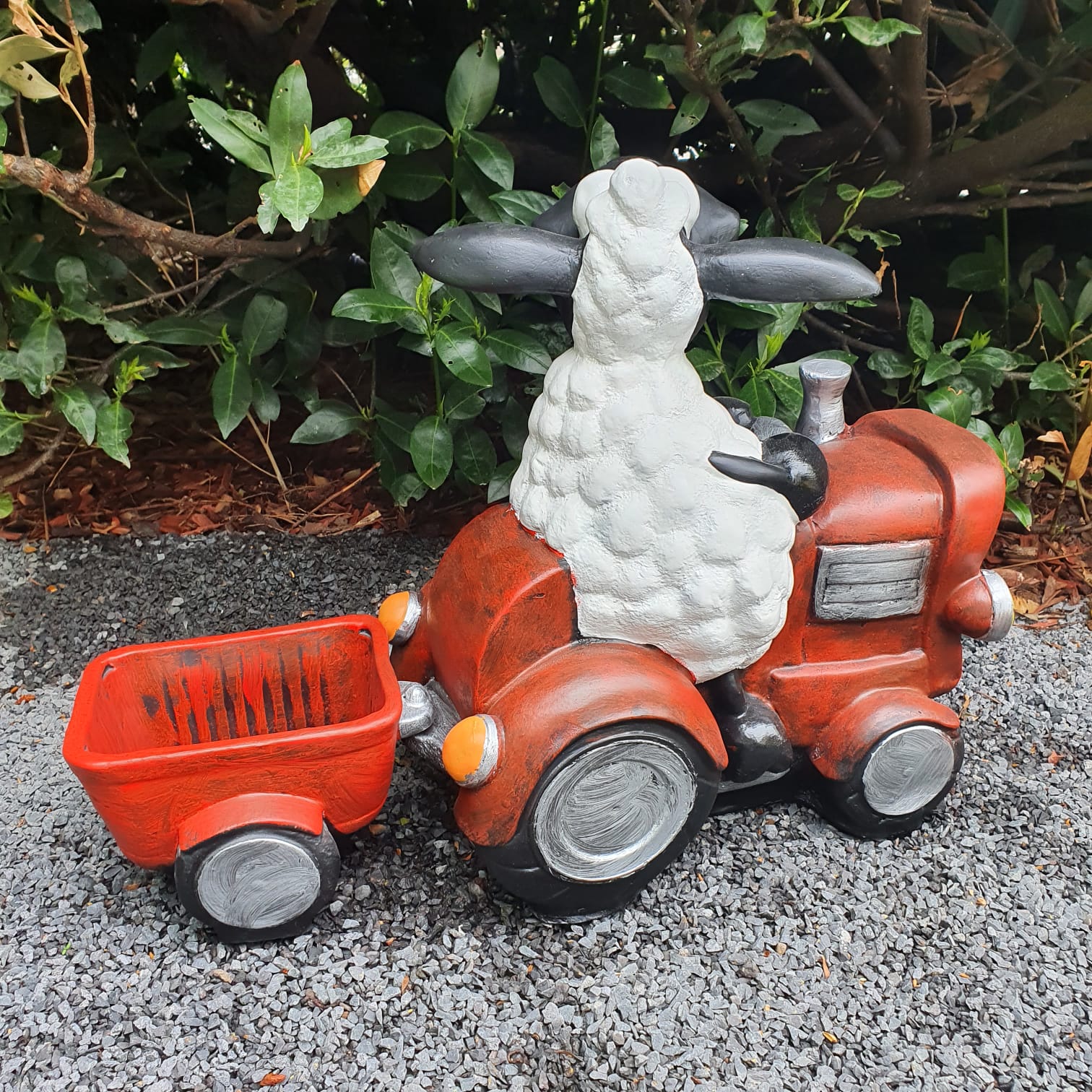 Gartenfigur Schaf Molly Figur auf Traktor mit Anhänger 44 cm