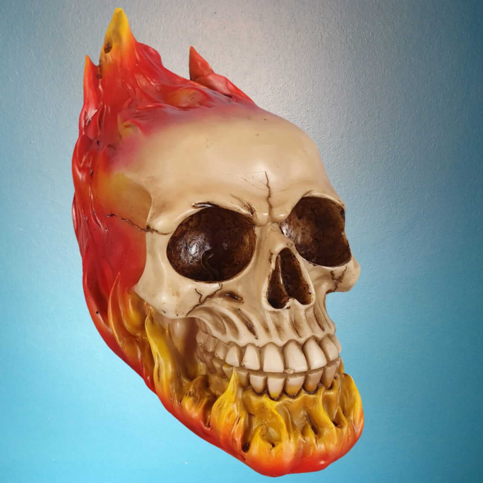 Totenkopf Figur in Flammen 15 cm