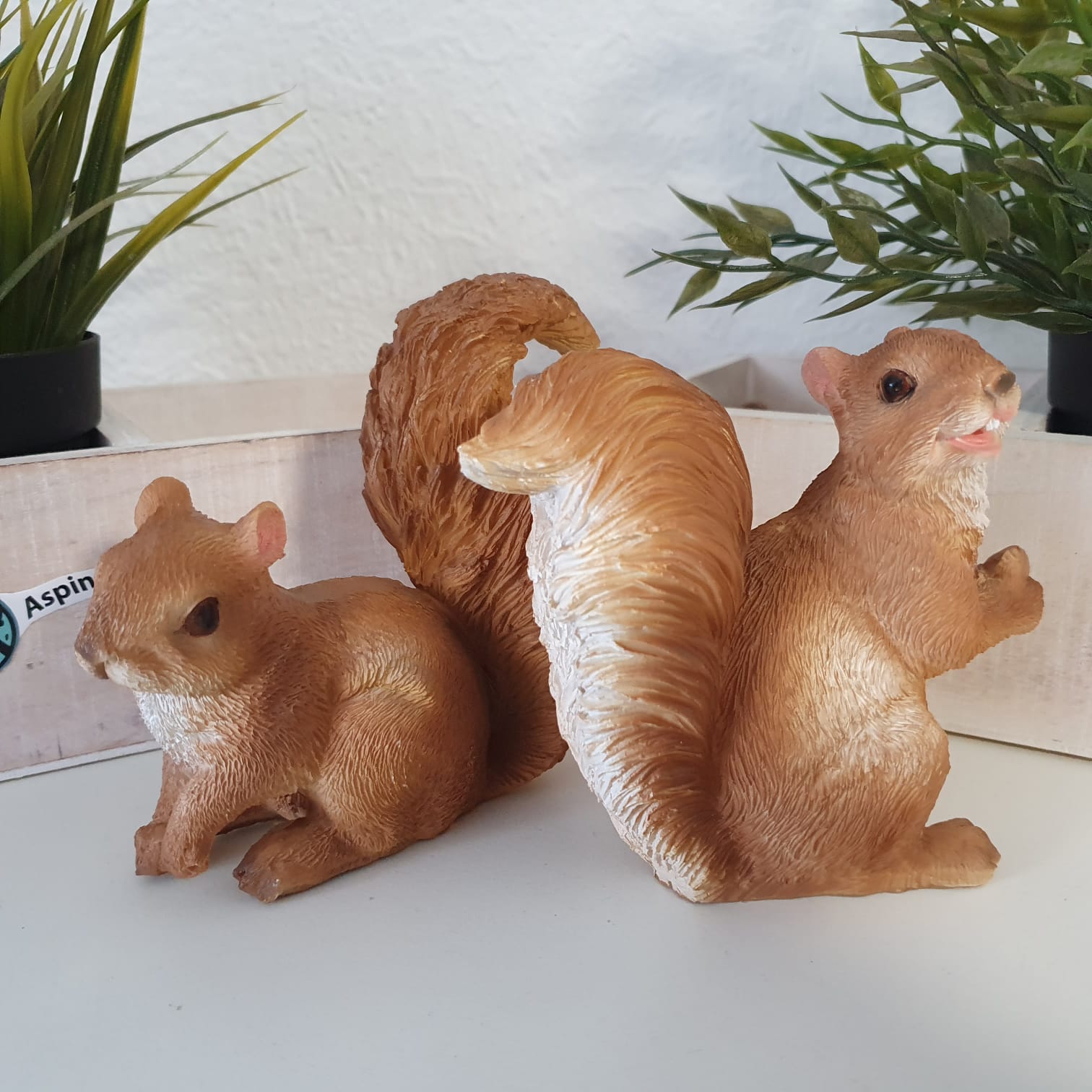 Deko Eichhörnchen Figur mit Nuss im 2 er Set 10 cm