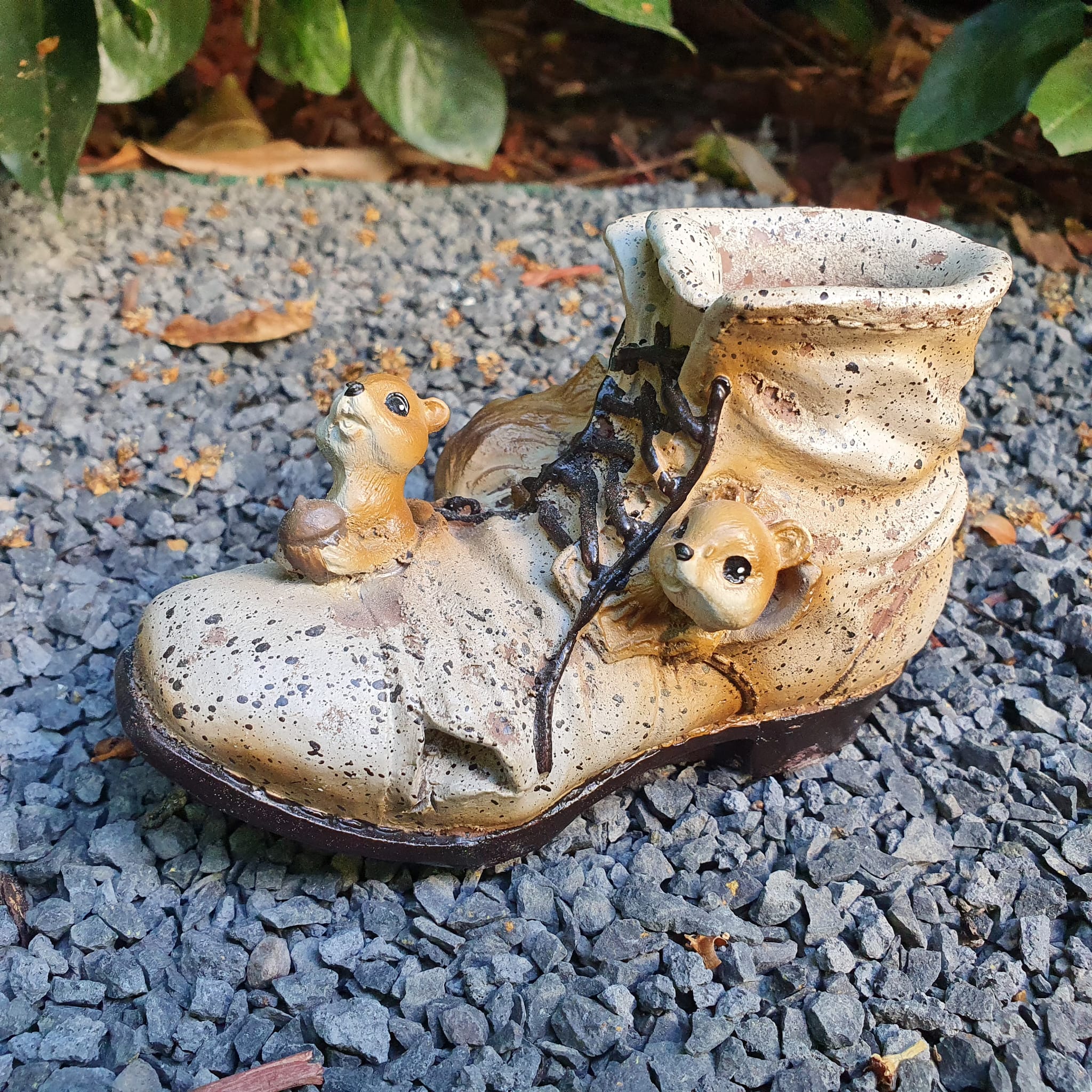 Gartenfigur Pflanzschuh mit spielenden Eichhörnchen zum bepflanzen 8 cm