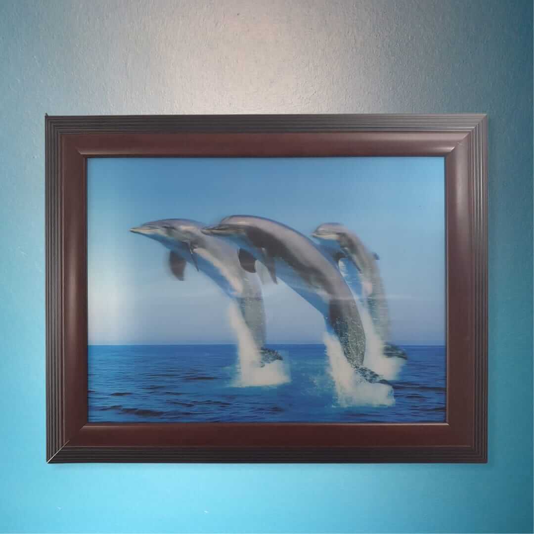 3D Wandbild mit springenden Delfine mit Holzrahmen 47 cm