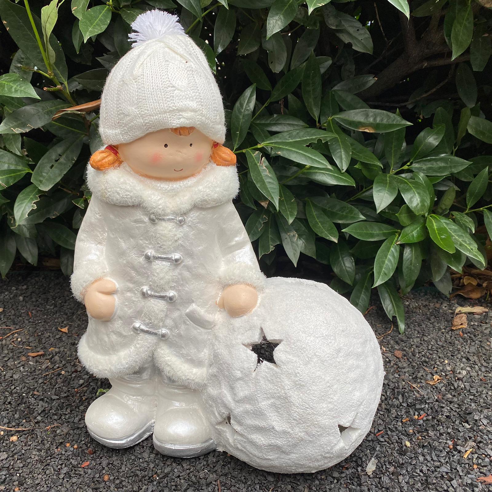 Gartenfigur Winterkind Figur mit Schneeball und Mütze 45 cm