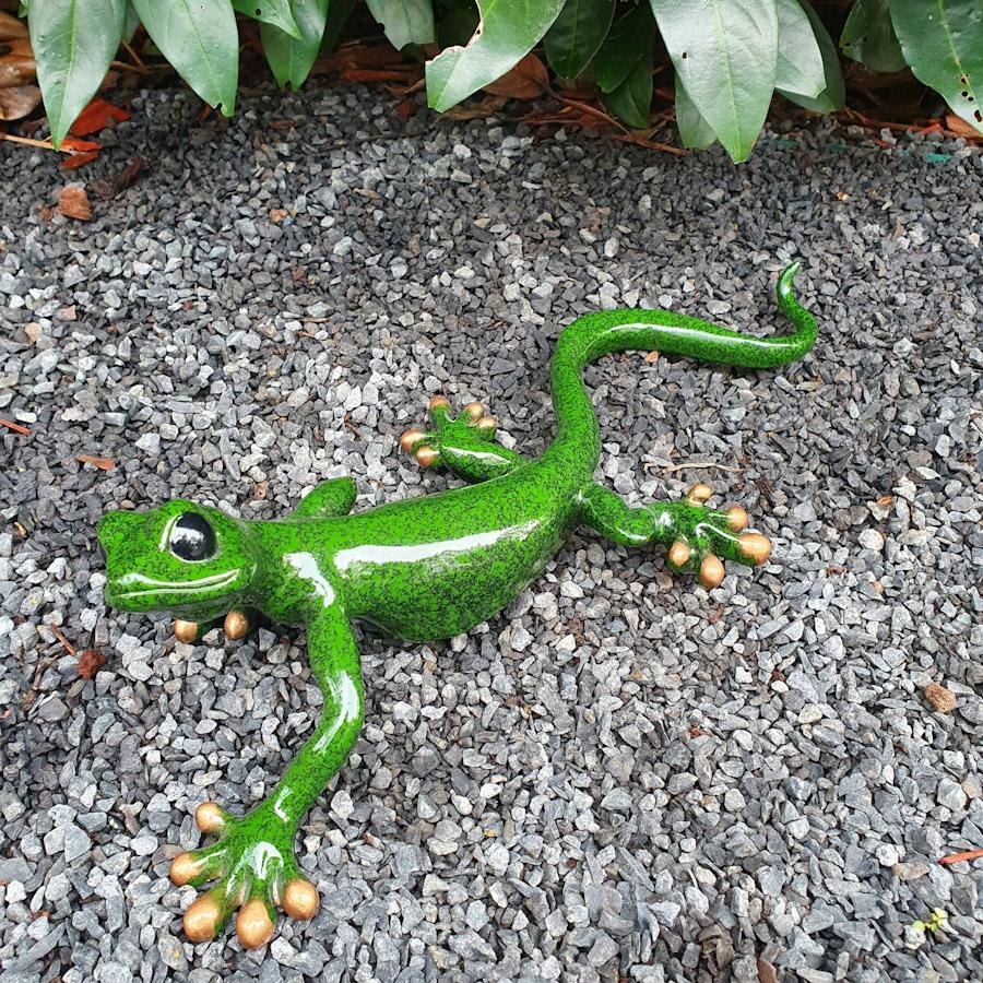 Kleiner Grüner Salamander als Gartenfigur