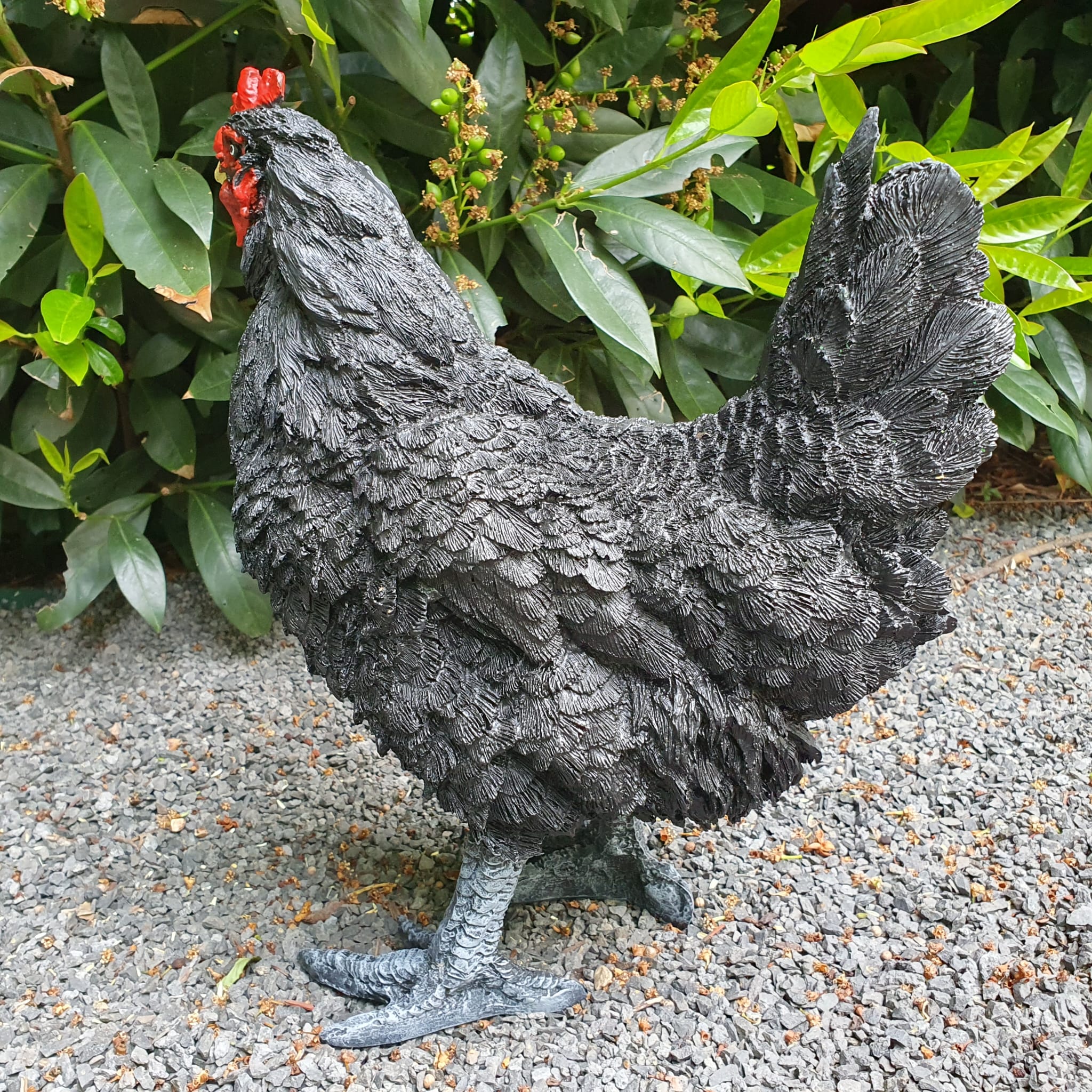 Stehendes Schwarze Hühner Gartenfigur mit schwarzen Schwanzfedern von hinten