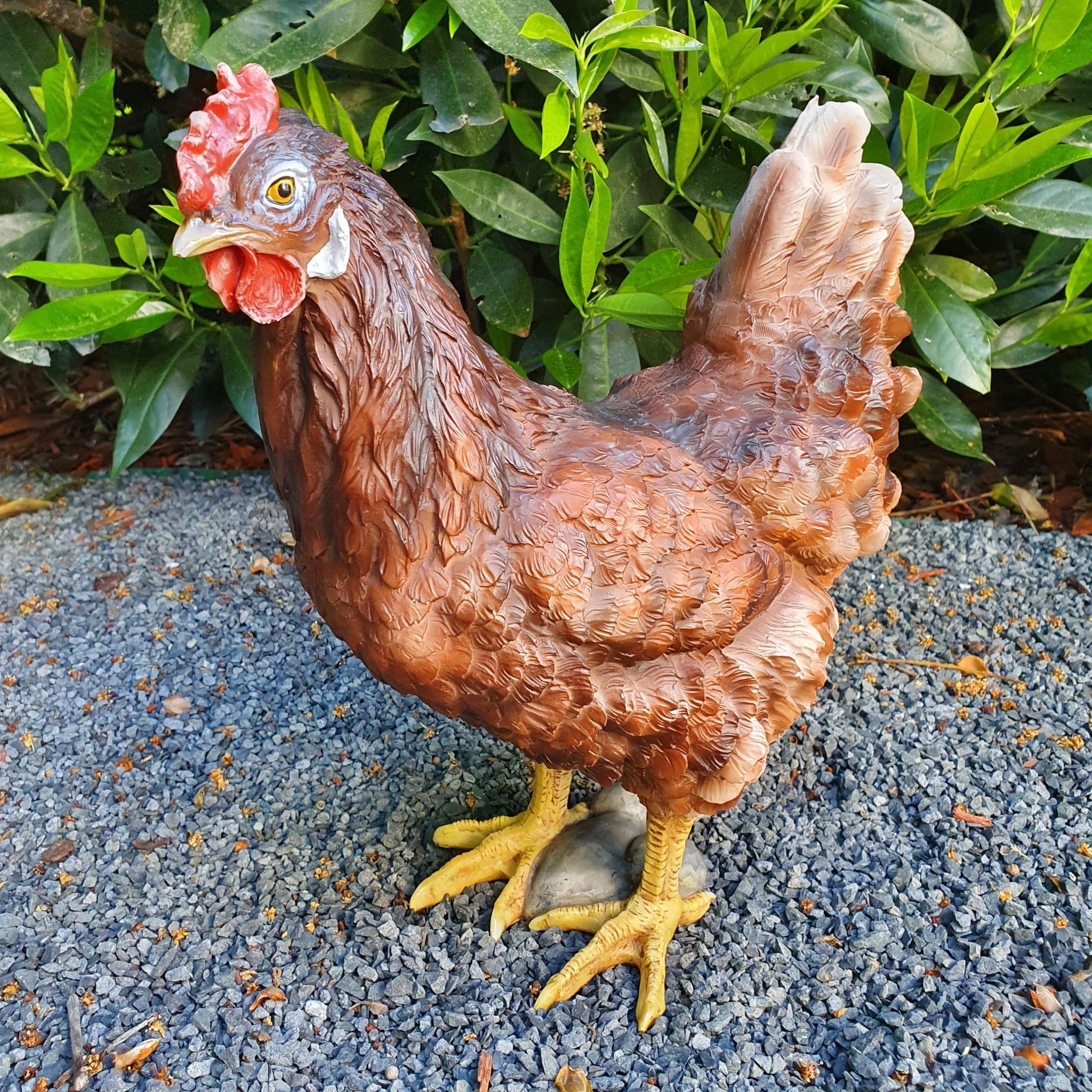 Gartenfigur stehende braune Huhn Figur 32 cm