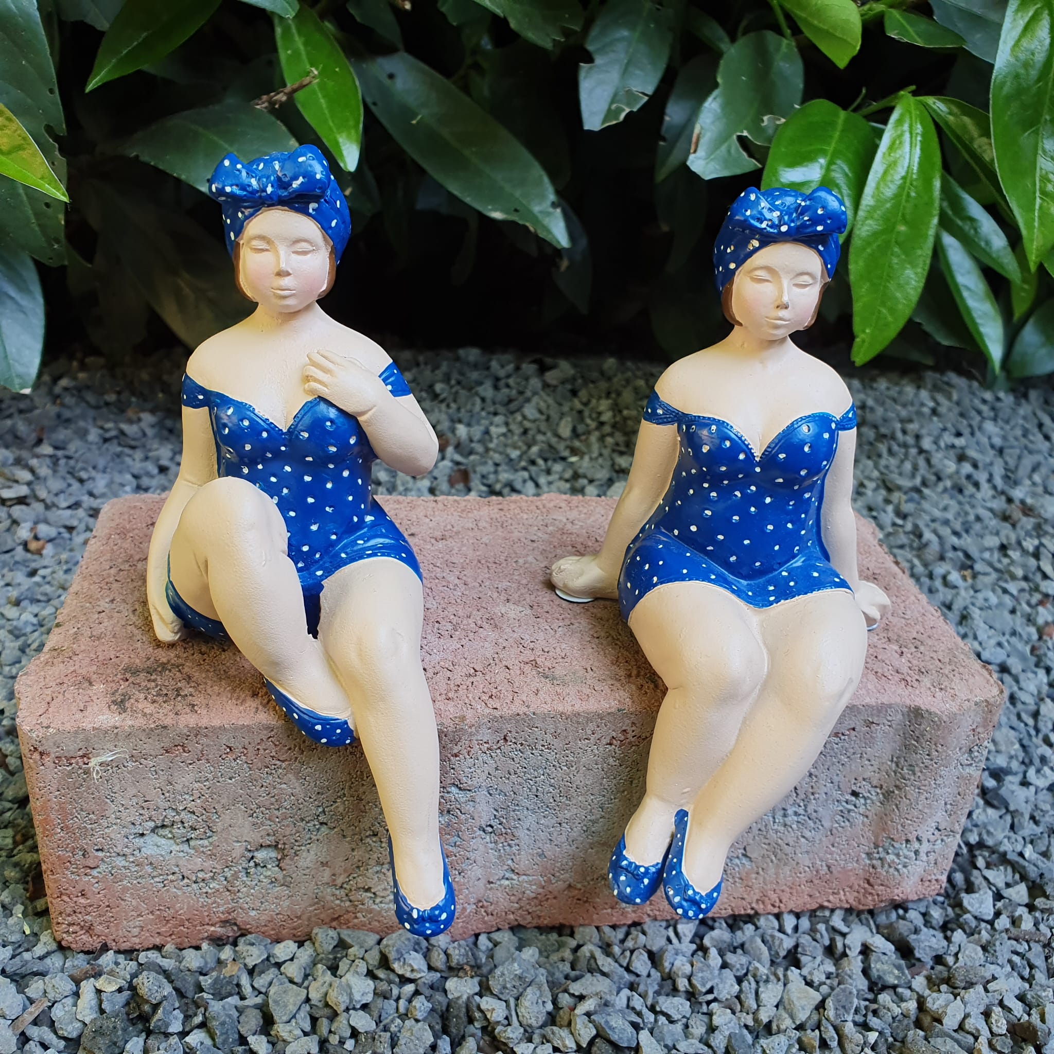 Zwei Badefrauen sitzend Blau als Gartenfigur