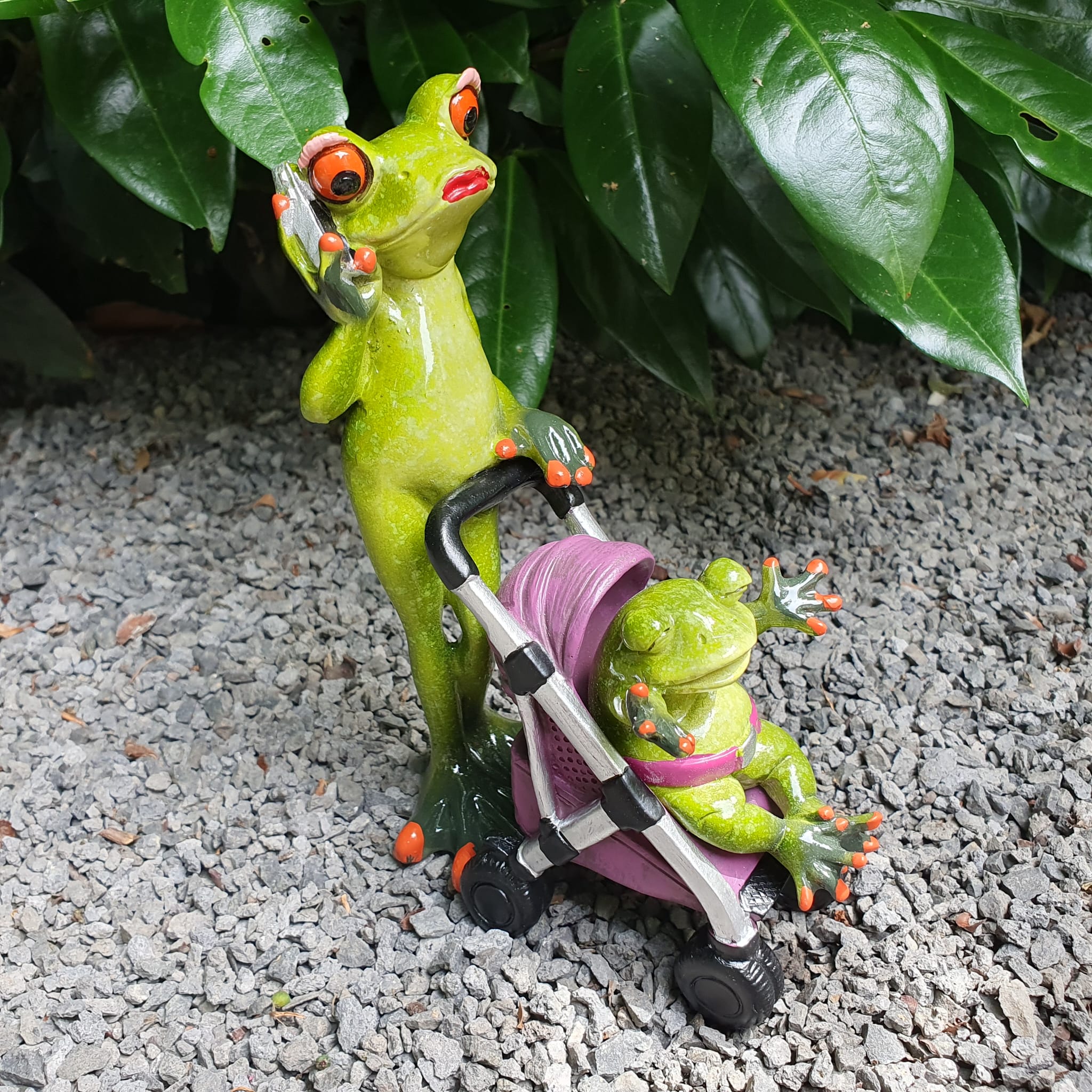 Frosch Mama mit Kinderwagen als Gartenfigur