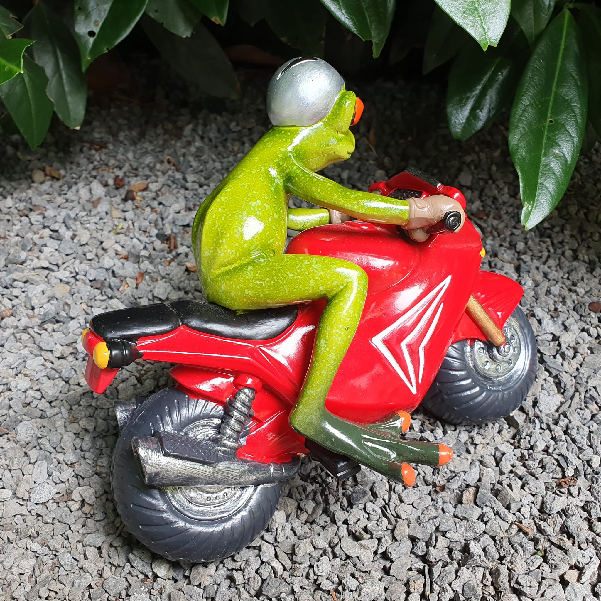 Frosch mit Motorrad Rot als Gartenfigur von hinten