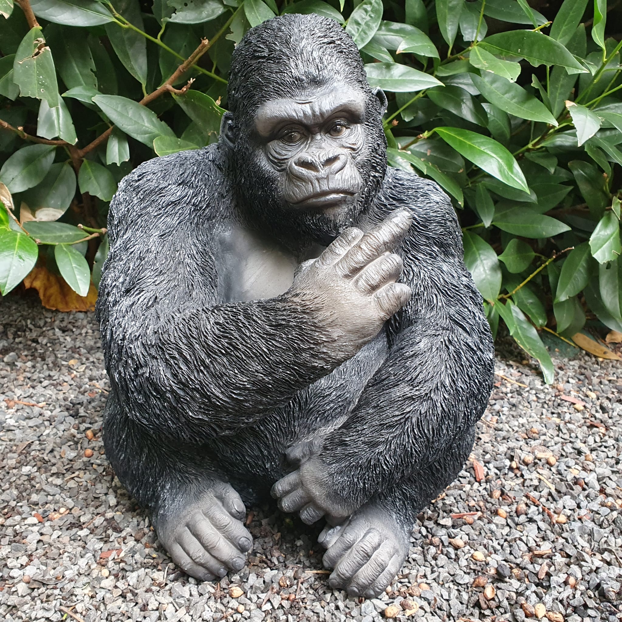 Gorilla zeigt Stinkefinger als Gartenfigur