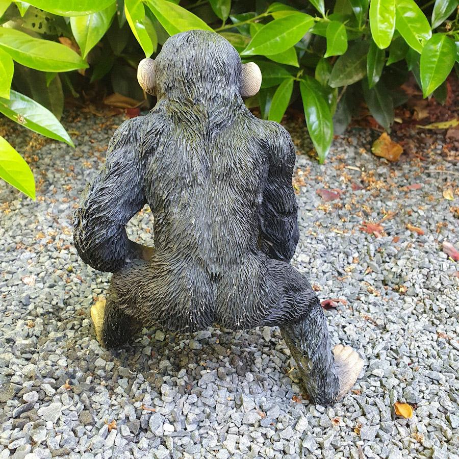 Kleiner Schimpanse Stehend als Gartenfigur von hinten