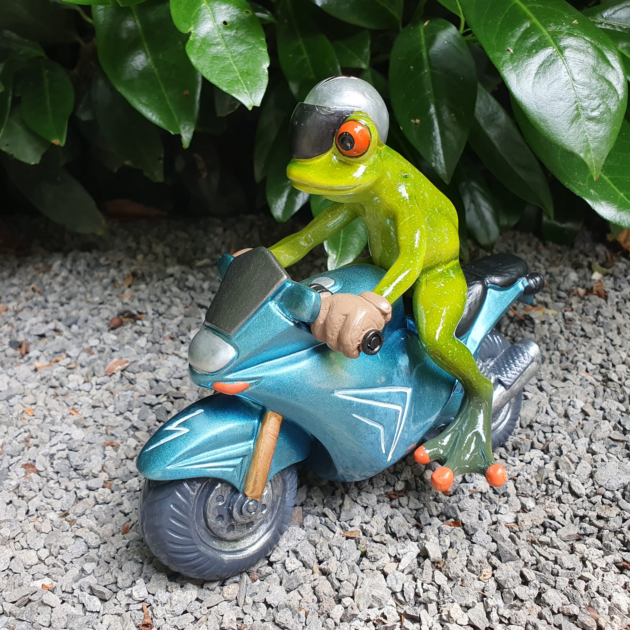 Frosch mit Motorrad Blau als Gartenfigur