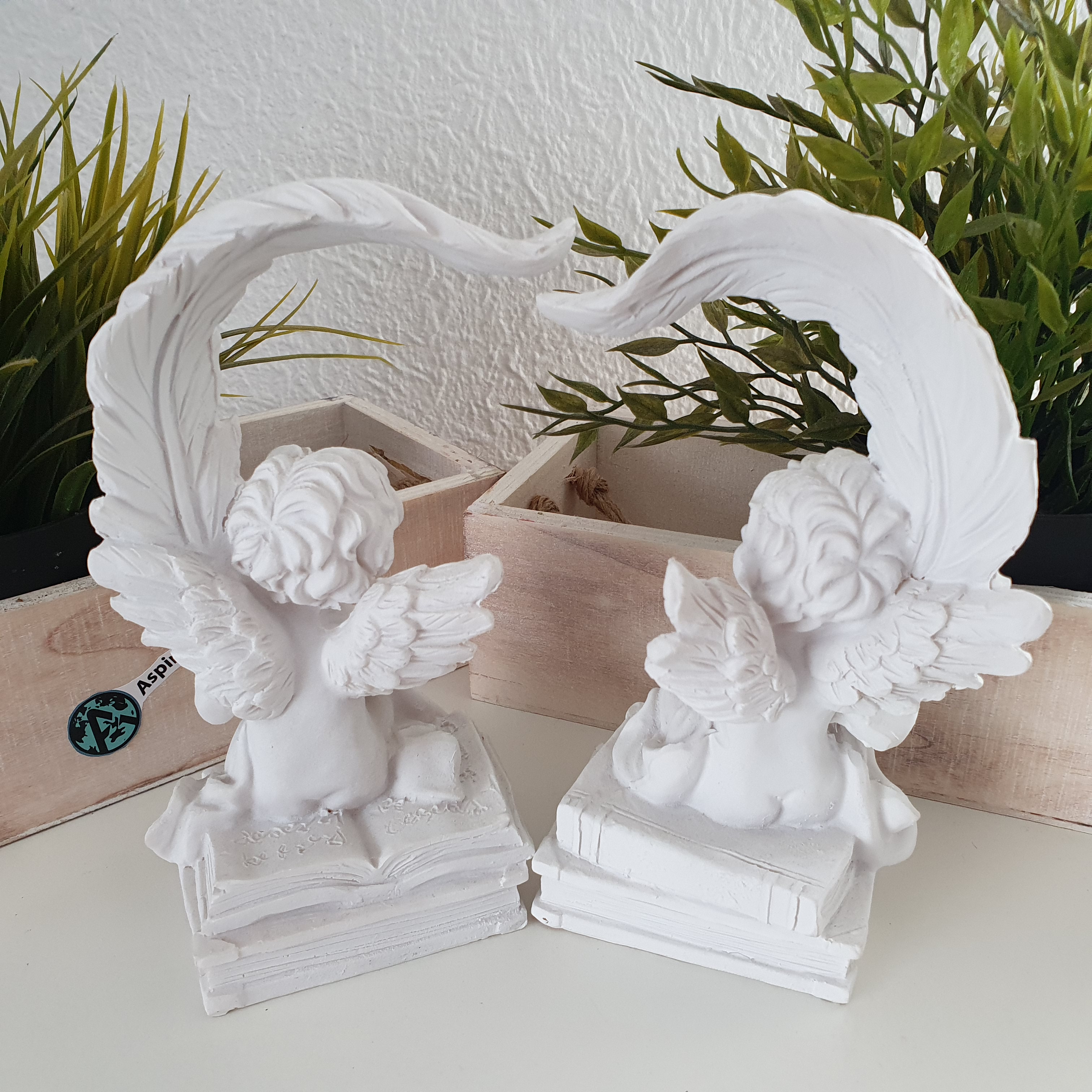 Zwei Weiße Engel mit Federn als Dekofigur von hinten