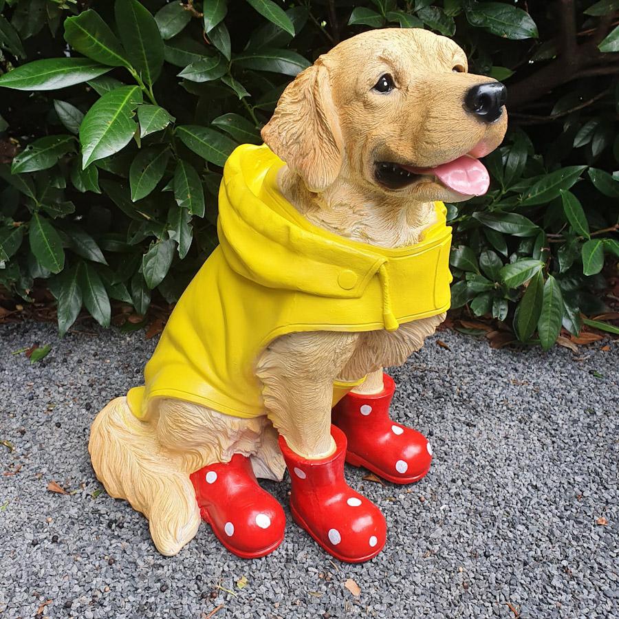 Heller Labrador in Gelben Mantel und Roten Schuhen als Gartenfigur