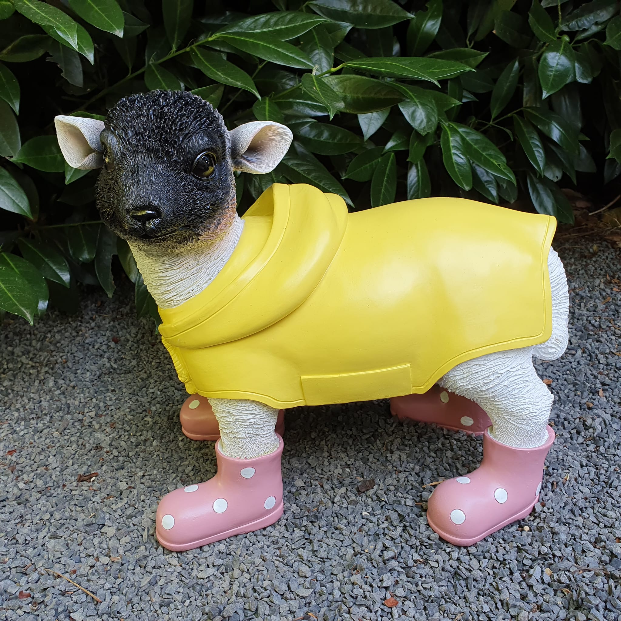 Gartenfigur Schaf Figur mit Mantel und Gummistiefel rosa 30 cm