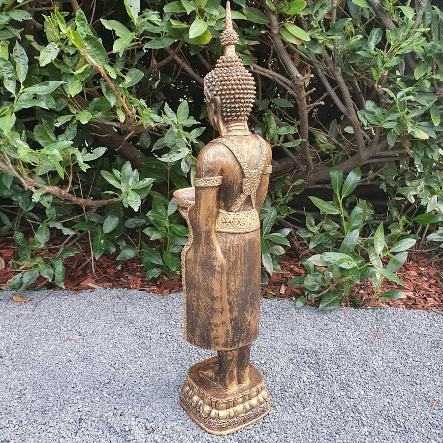 Bronzefarbener Thai Buddha mit Schale als Gartenfigur von hinten