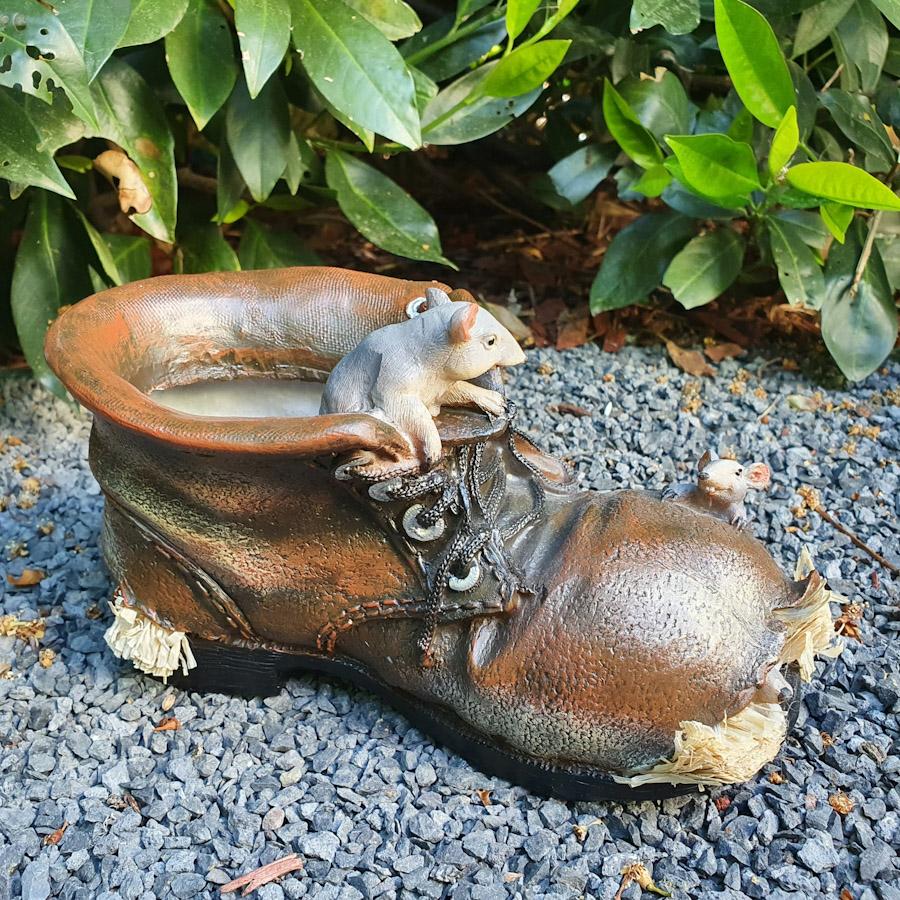 Maus im Braunen Schuh als Blumentopf von hinten