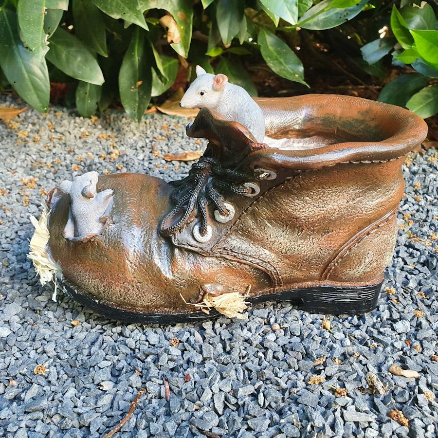 Maus im Braunen Schuh als Blumentopf von der Seite