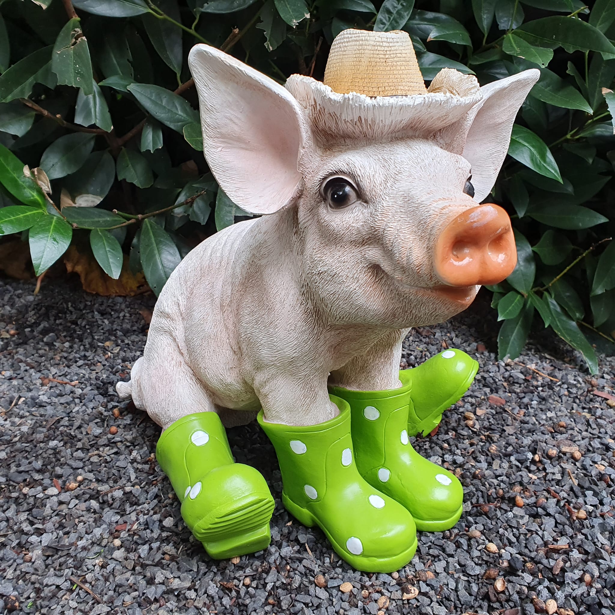 Gartenfigur sitzende Schweine Figur mit Hut und grünen Gummistiefel 30 cm