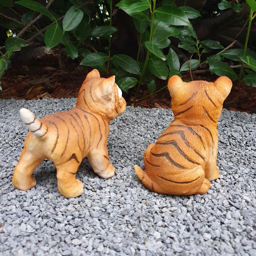 Zwei Tigerbabys als Gartenfigur von hinten