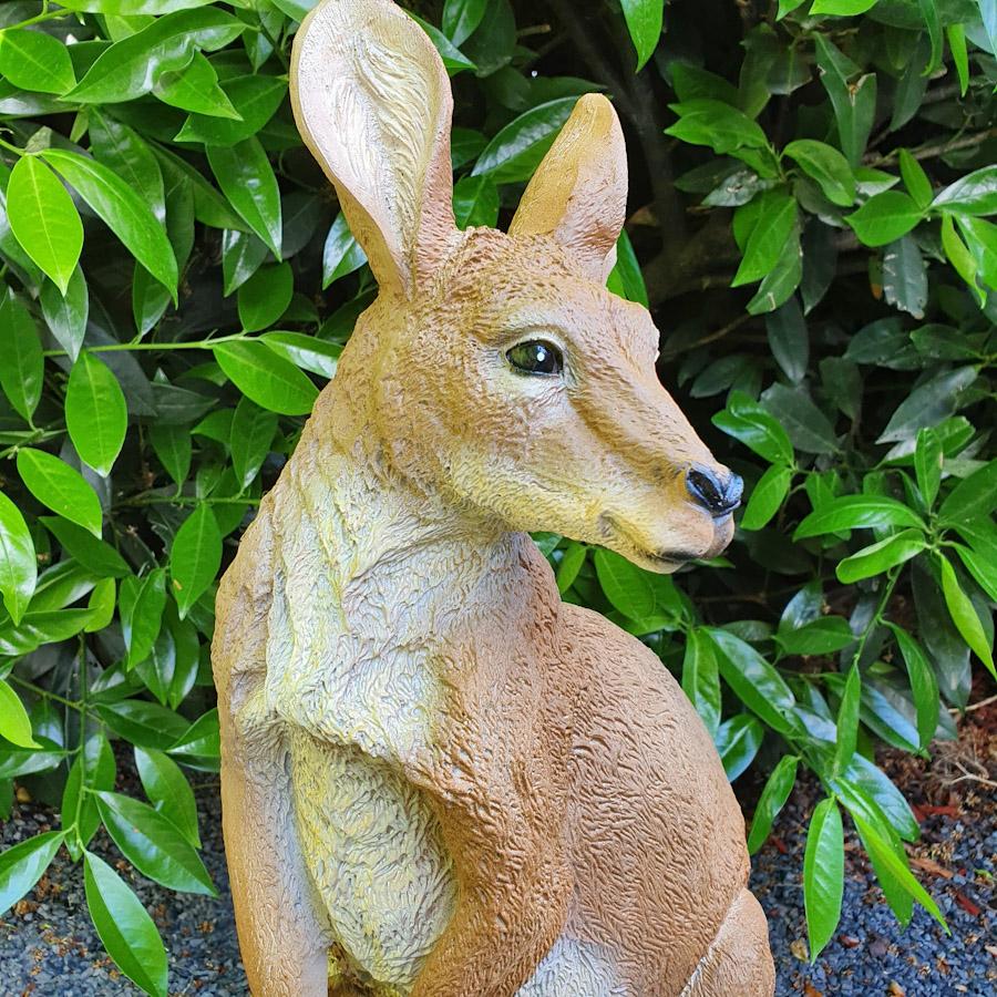 Gartenfigur stehende Känguru Figur mit Kind im Beutel 54 cm