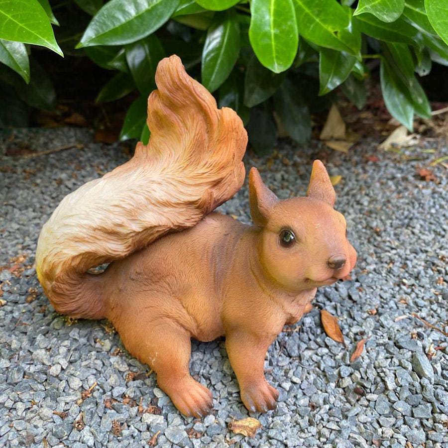 Eichhörnchen Stehend auf allen vieren als Gartenfigur