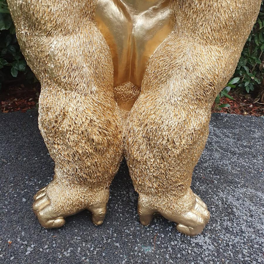 Großer Goldener  Gorilla auf der Lauer als Gartenfigur Nahafnahme