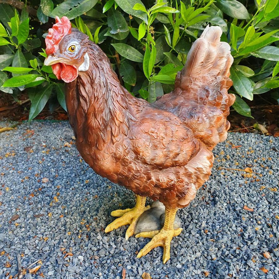 Braune stehende Hühner Gartenfigur