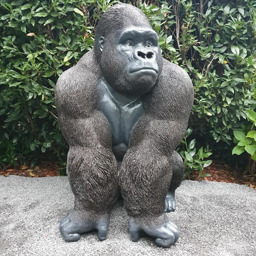 Großer Gorilla auf der Lauer als Gartenfigur 