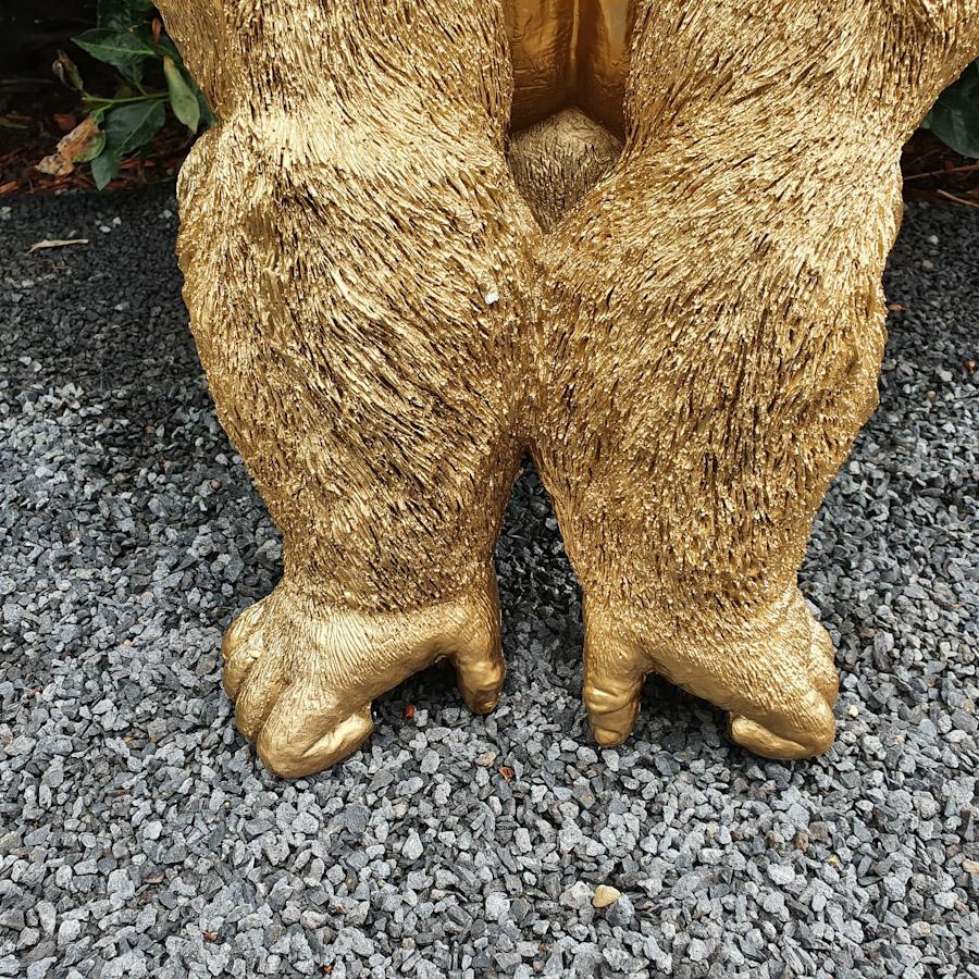 Goldener Gorilla auf der Lauer als Gartenfigur Nahaufnahme 