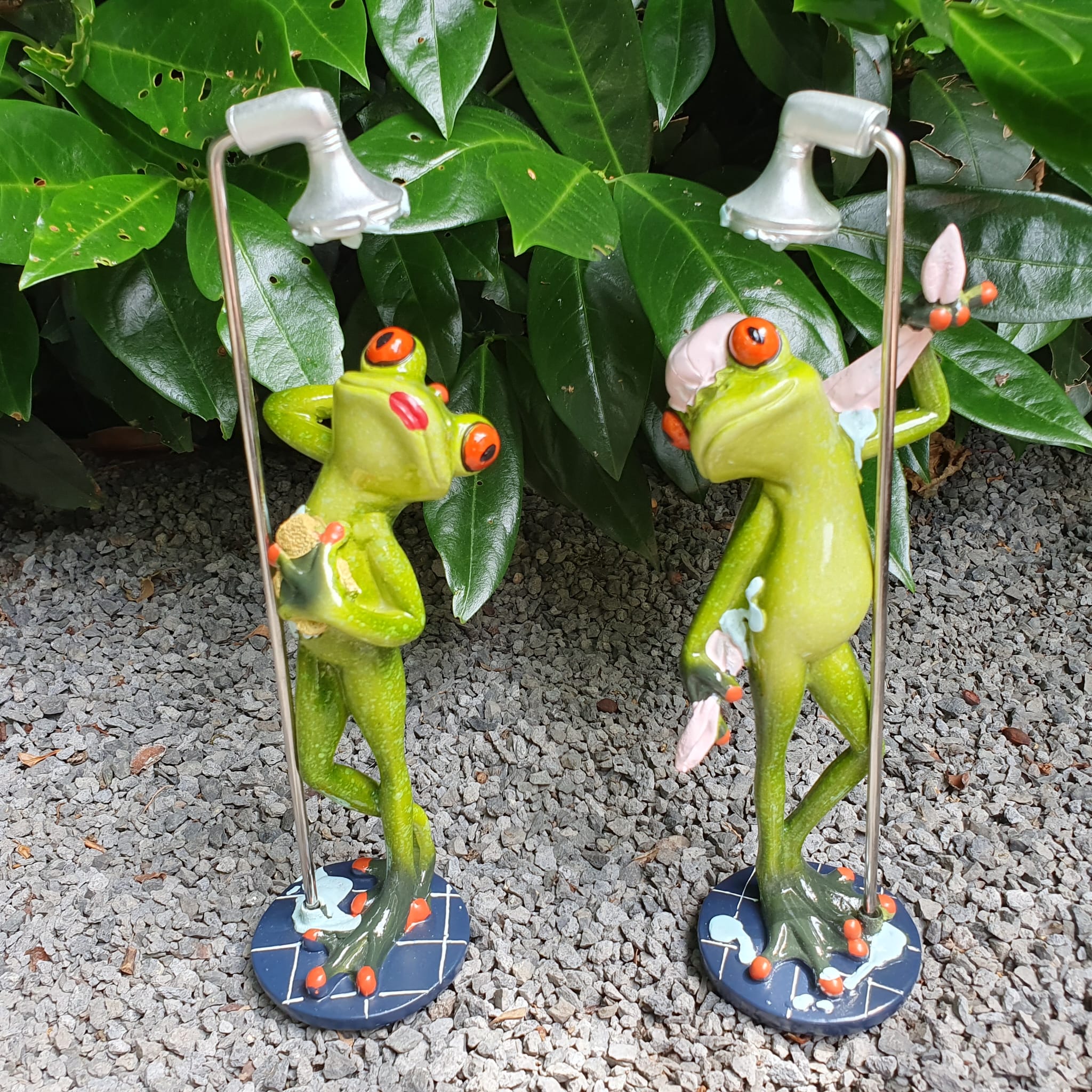 Frosch paar mit Dusche als Gartenfigur