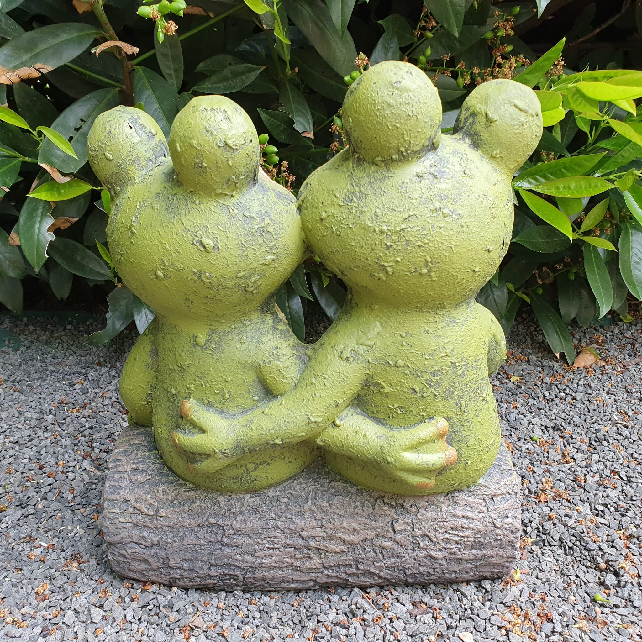 Gartenfigur Frosch-Paar sitzt auf einem Stamm 33 cm