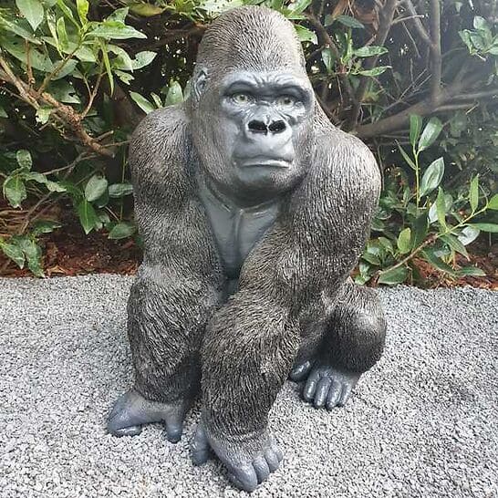 Gartenfigur Gorilla Figur sitzt auf der lauer 56 cm