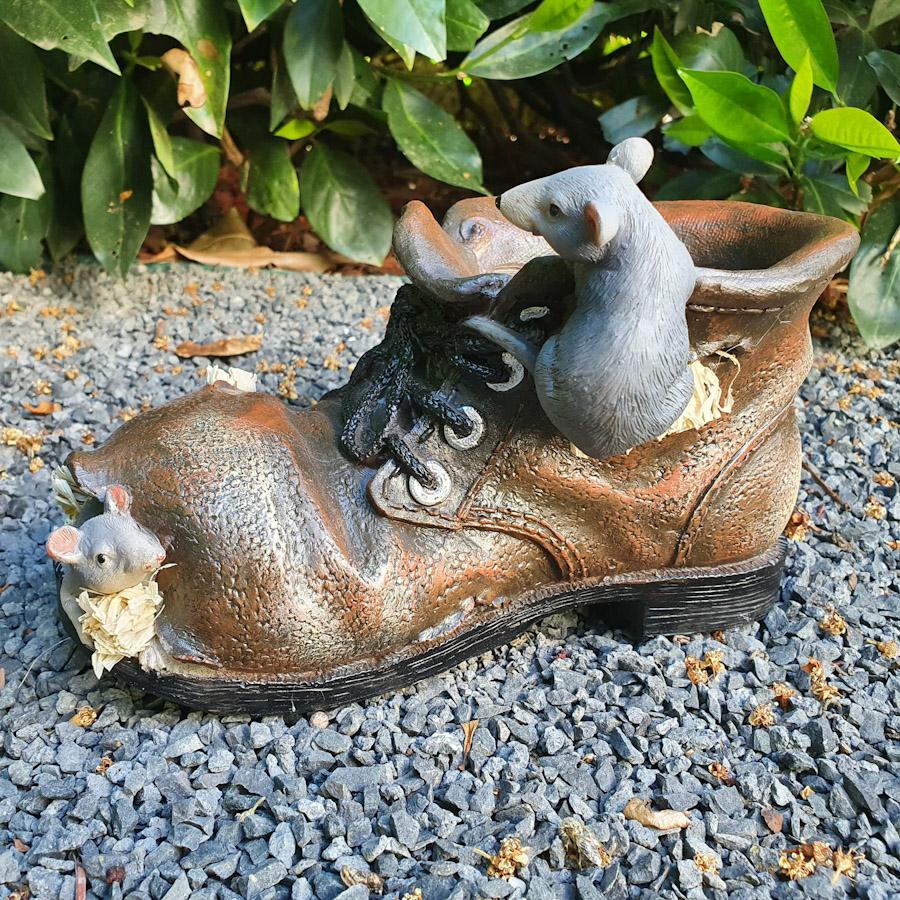 Maus am Braunen Schuh als Blumentopf von der Seite 