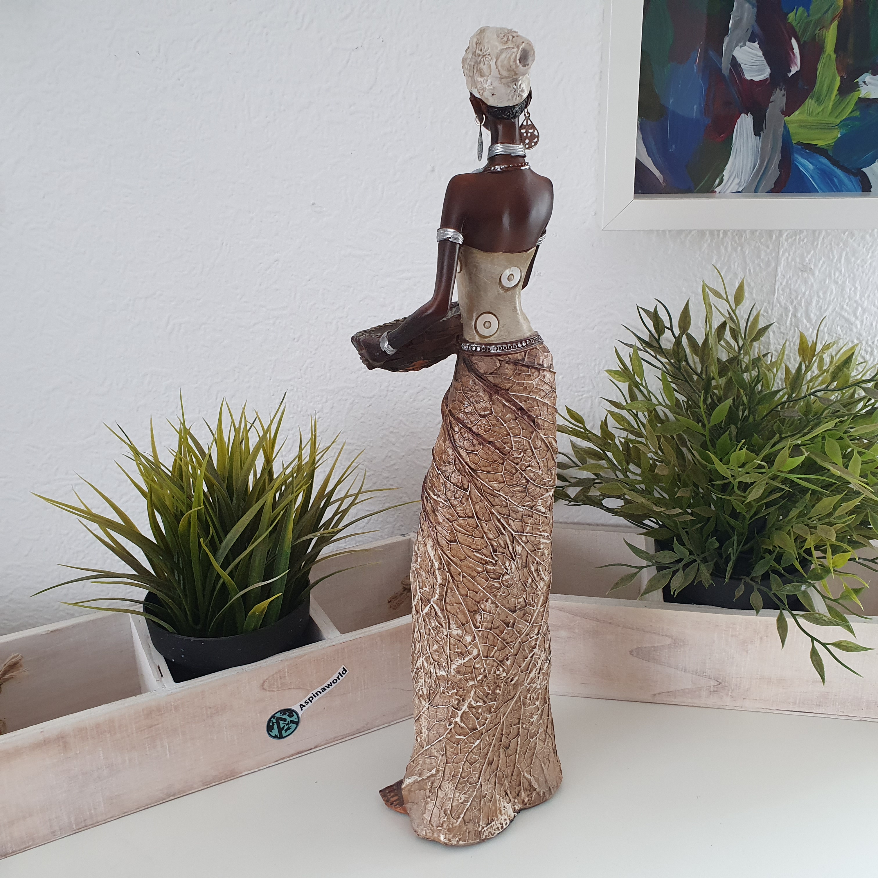 Afrikadeko Frau Schale und Braunem Kleid als Dekofigur von hinten