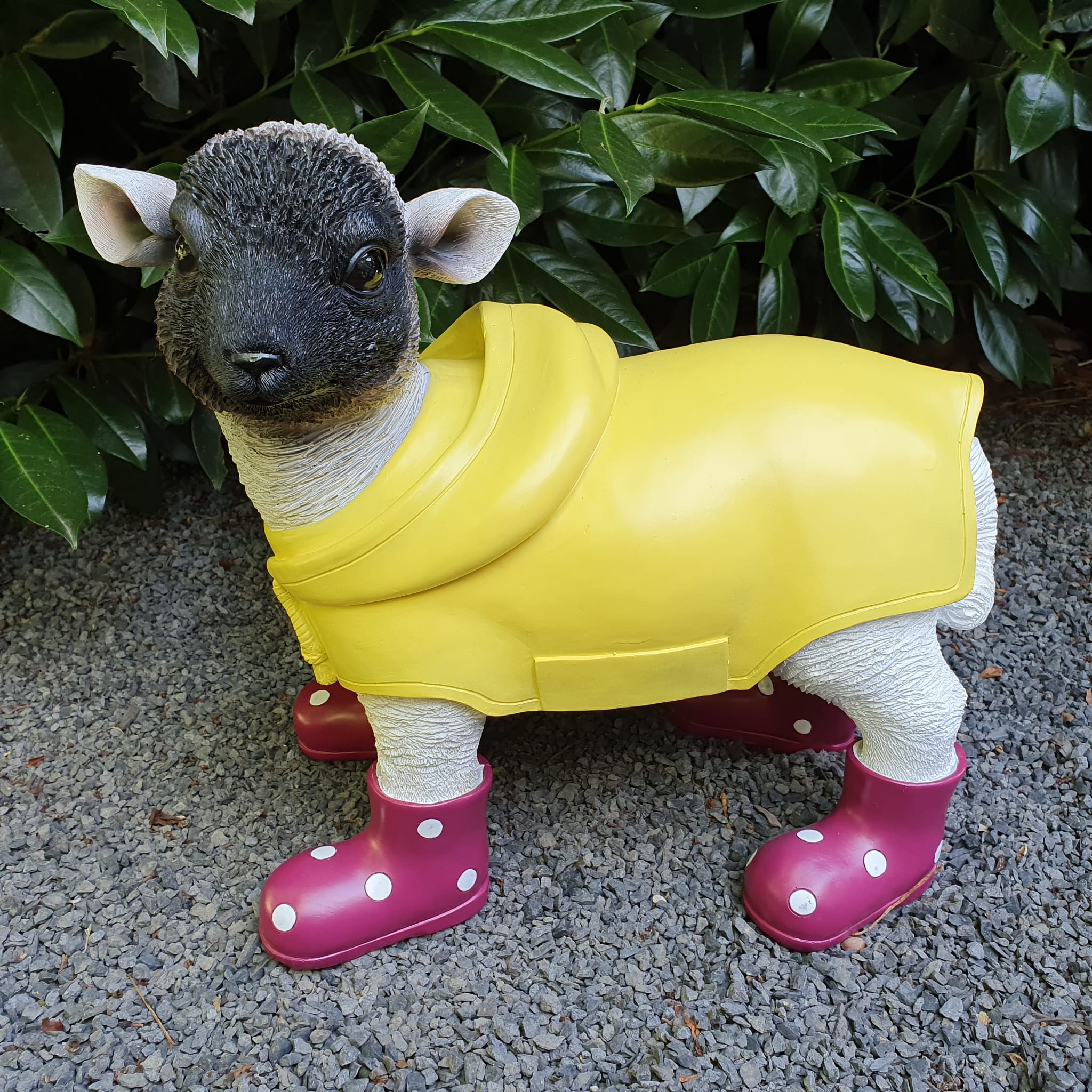 Gartenfigur Schaf Figur mit Mantel und Gummistiefel brombeer 30 cm