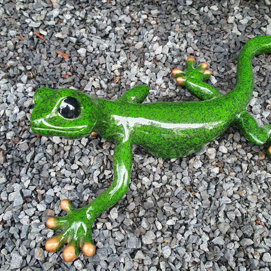 Kleiner Grüner Salamander als Gartenfigur Nahaufnahme