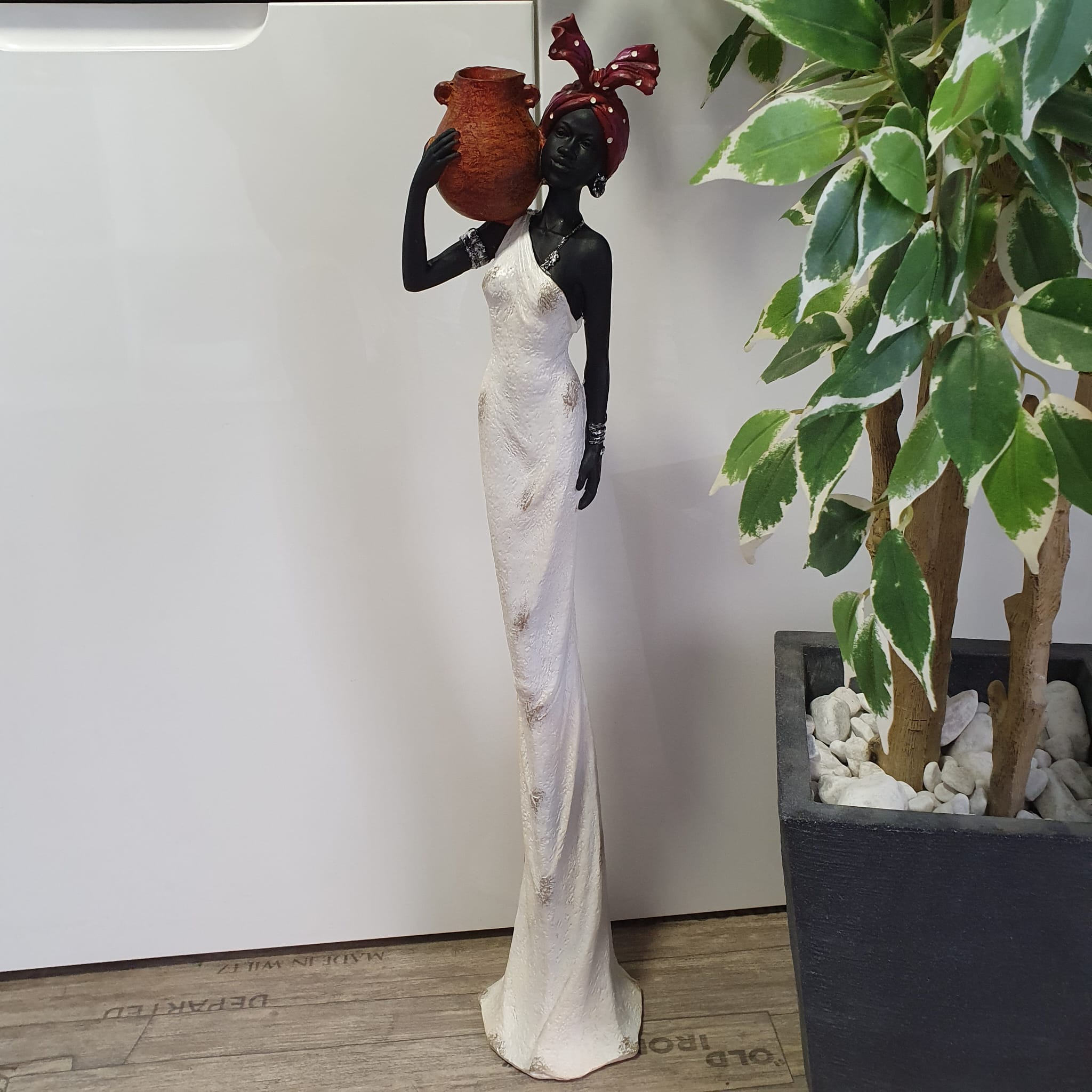 Afrikanische Dekofigur Frau Wasserschale oben am Kopf 77 cm weiß