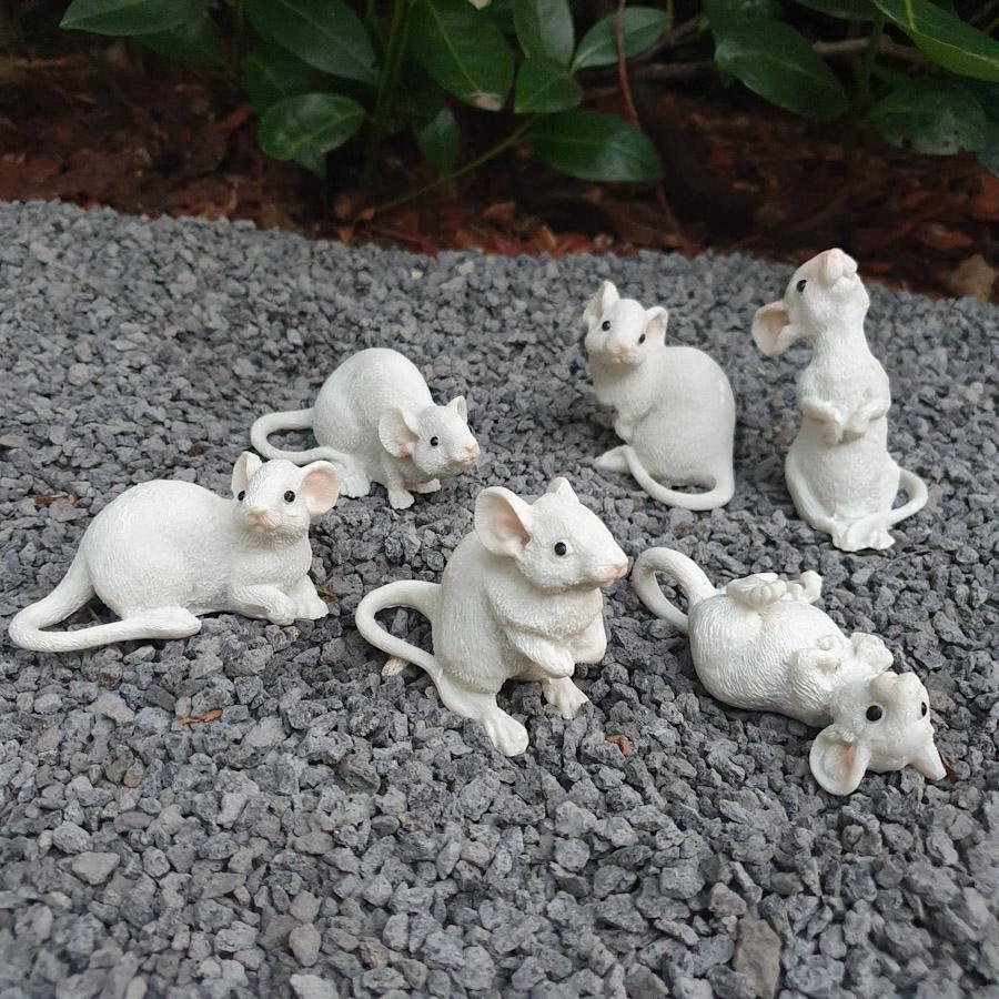 Sechs weiße Mäuse als Gartenfigur